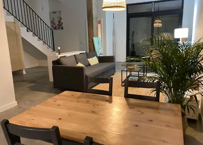 Acogedor En Semisótano Con Patio Y Cerca De La Plaza De España *